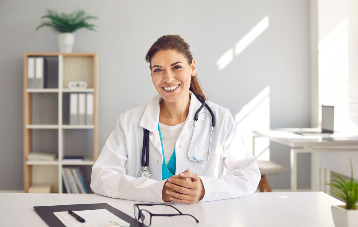 Kinderarztgespräch mit Familie