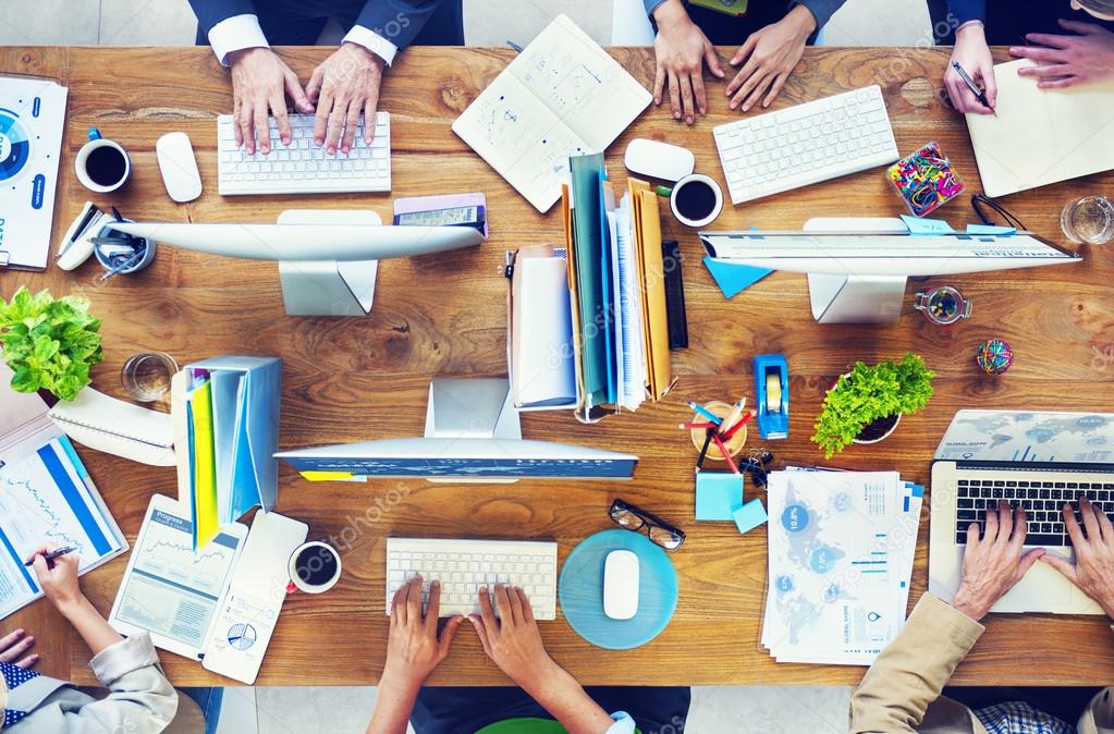 Mitarbeiterin koordiniert Termine und Unterlagen