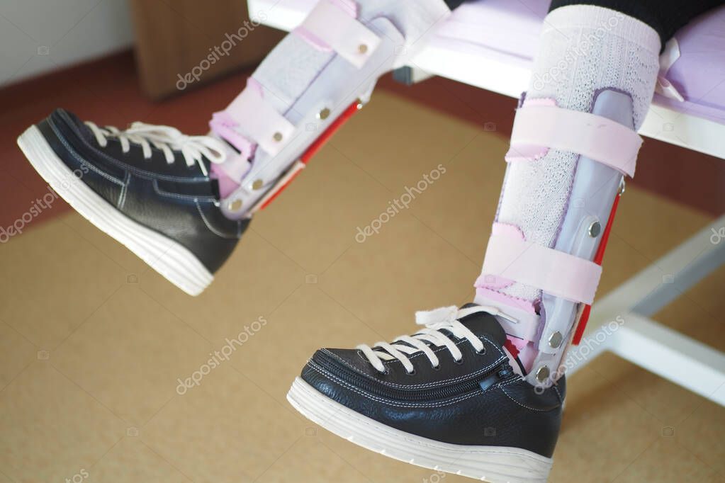 Orthopädietechnikerin arbeitet an einer Sitzschale